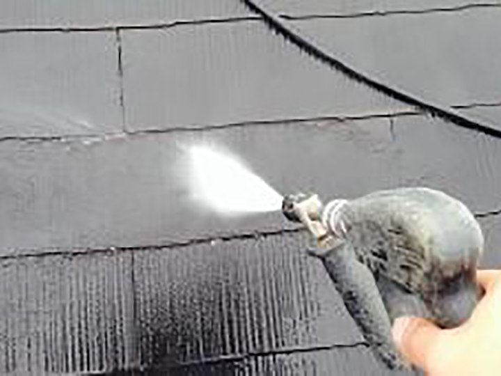 屋根を高圧ジェットで洗浄します。