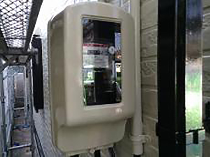 電気メーターBOXの塗装を行います。