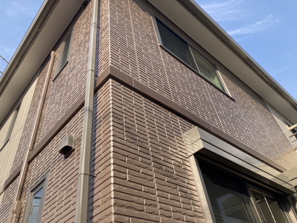 近郊のお写真です。付帯部やアクセント壁もしっかり塗装されました。