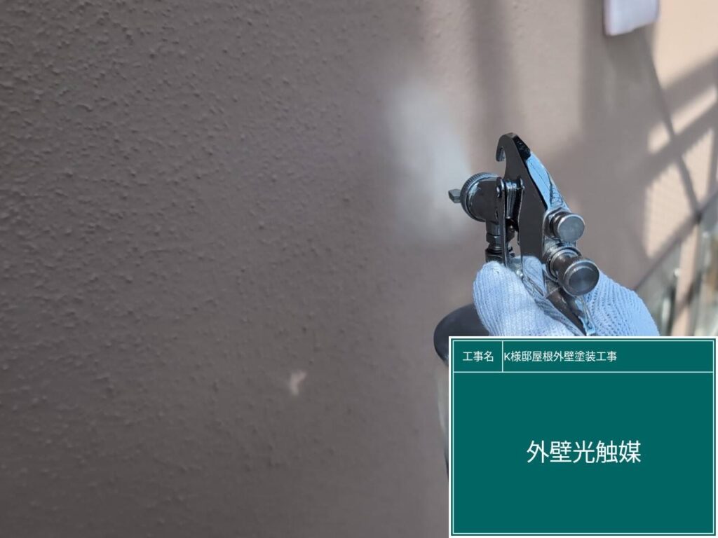 外壁に仕上げ材の光触媒プロテクトコーティング（クリスタルシーズンtg）を塗布します。