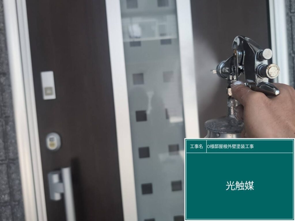 玄関ドアに仕上げ材の光触媒プロテクトコーティング（クリスタルシーズンtg）を塗布します。