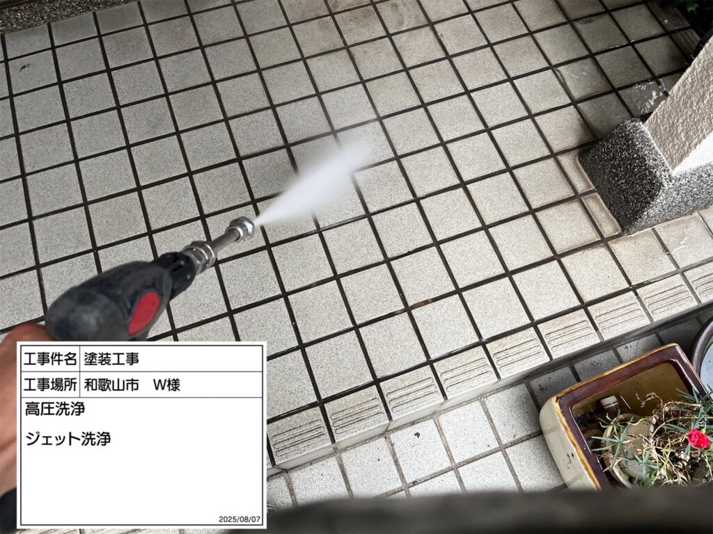 高圧洗浄機を用いて、屋根・外壁・その他付帯部などを洗浄していきます。