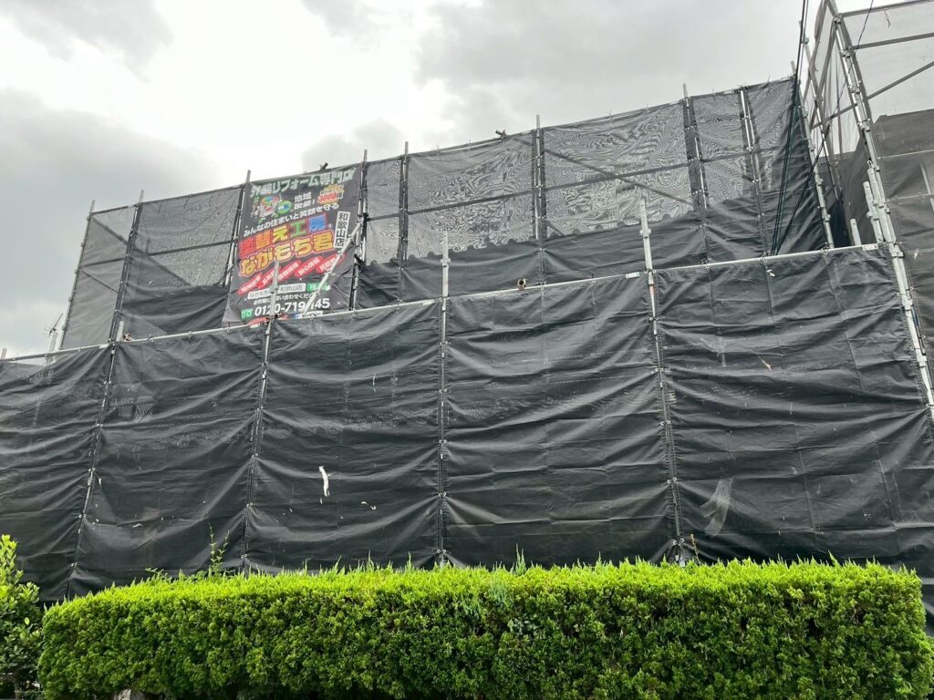 仮設足場を設置後、飛散防止用メッシュシートを張ります。