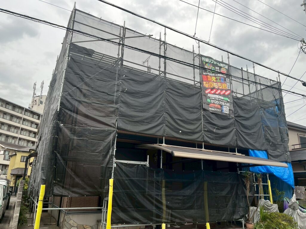 仮設足場を設置後、飛散防止用メッシュシートを張ります。