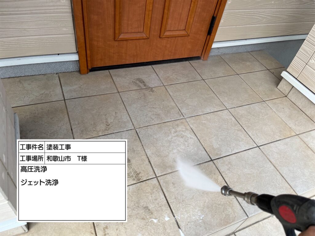 高圧洗浄機を用いて、屋根・外壁・その他付帯部などを洗浄していきます。