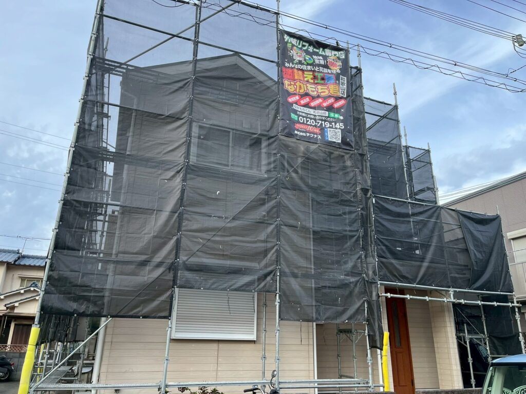 仮設足場を設置後、飛散防止用メッシュシートを張ります。