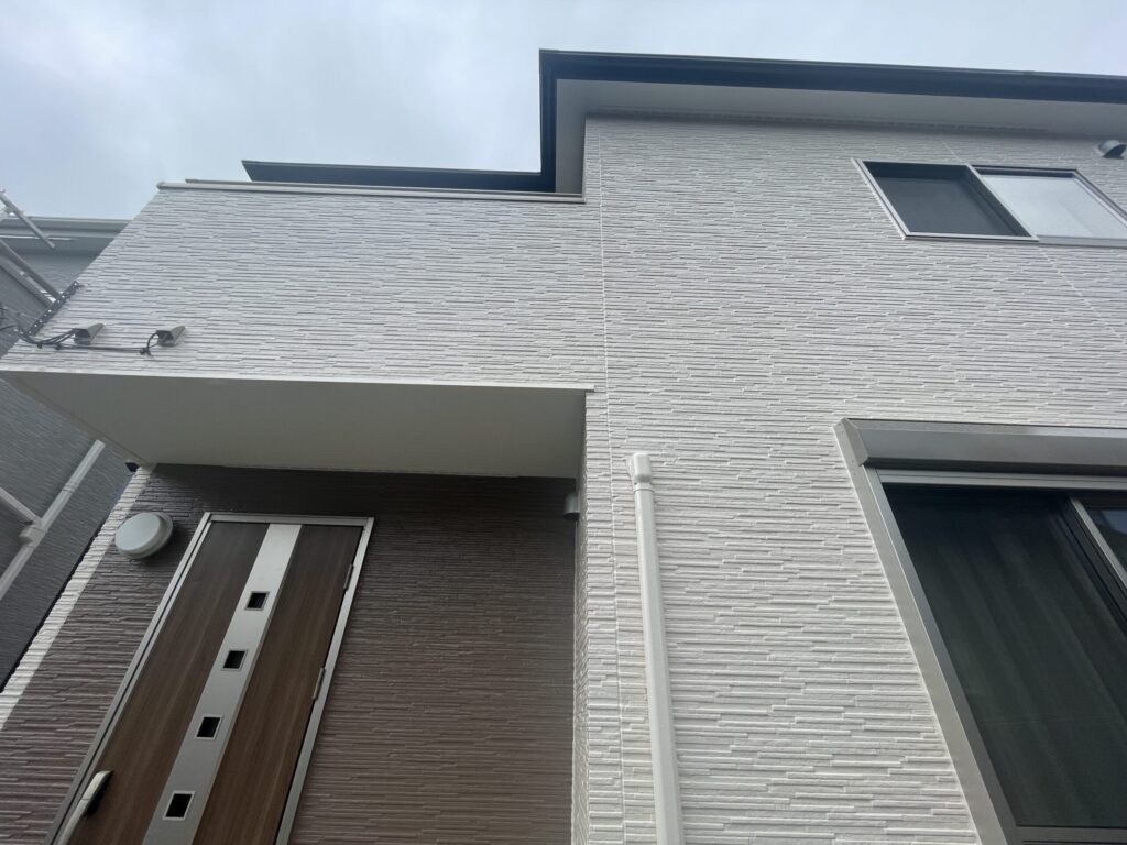 玄関周りのアクセント壁もしっかり塗装できました☆