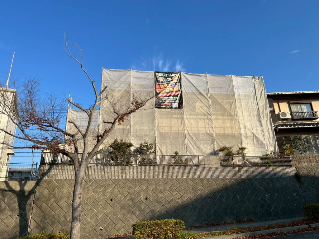 仮設足場を設置後、飛散防止用メッシュシートを張ります。