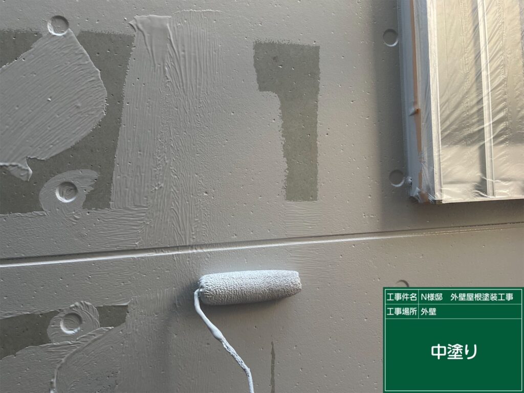 中塗りを行います。