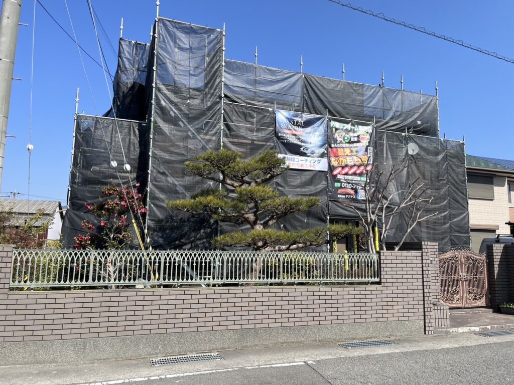 仮設足場を設置後、飛散防止用メッシュシートを張ります。