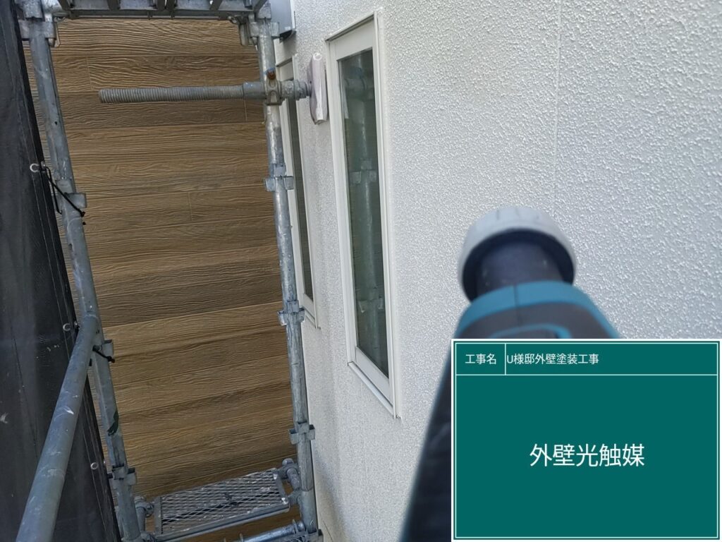 壁、窓回りに仕上げ材の光触媒プロテクトコーティング（クリスタルシーズンtg）を塗布します。