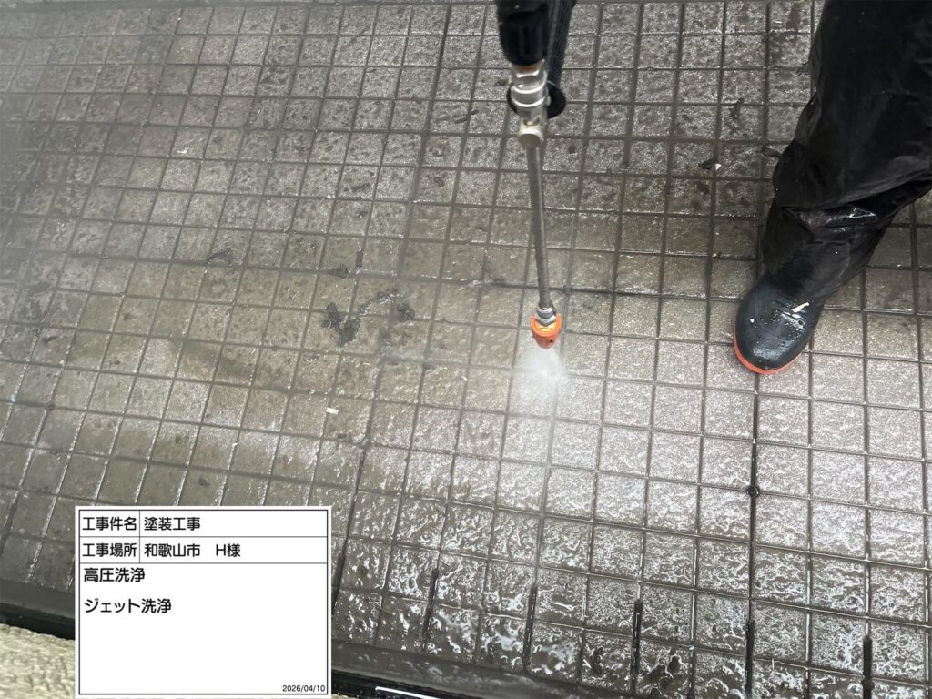 高圧洗浄機を用いて、屋根・外壁・その他付帯部などを洗浄していきます。