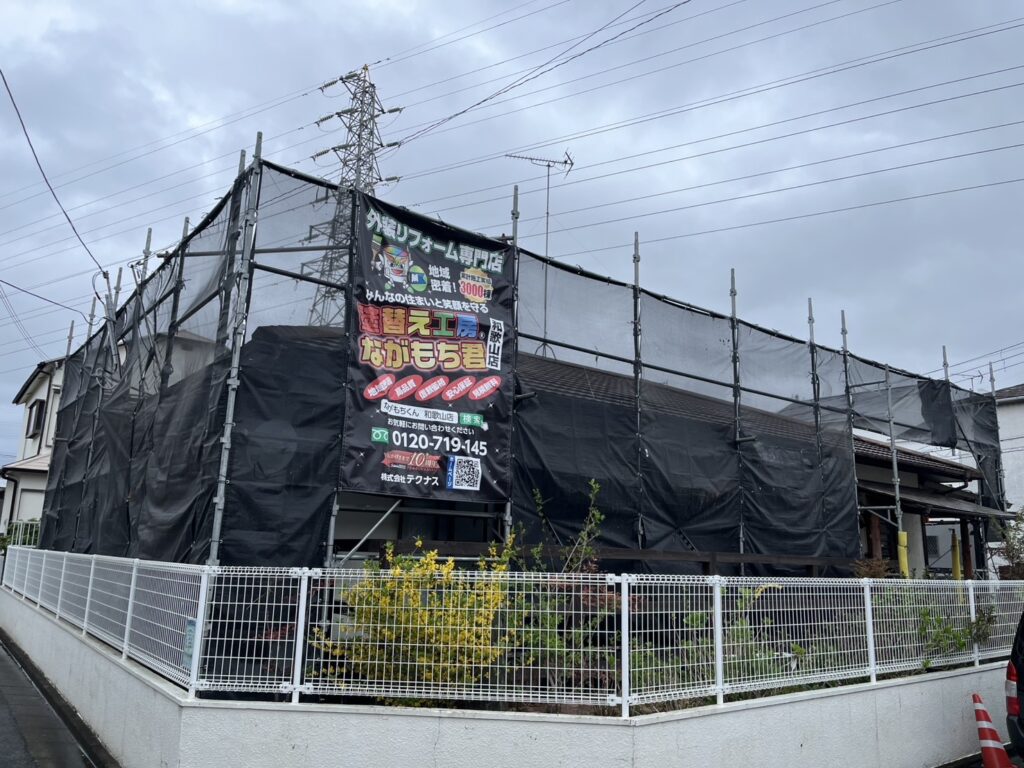 仮設足場を設置後、飛散防止用メッシュシートを張ります。