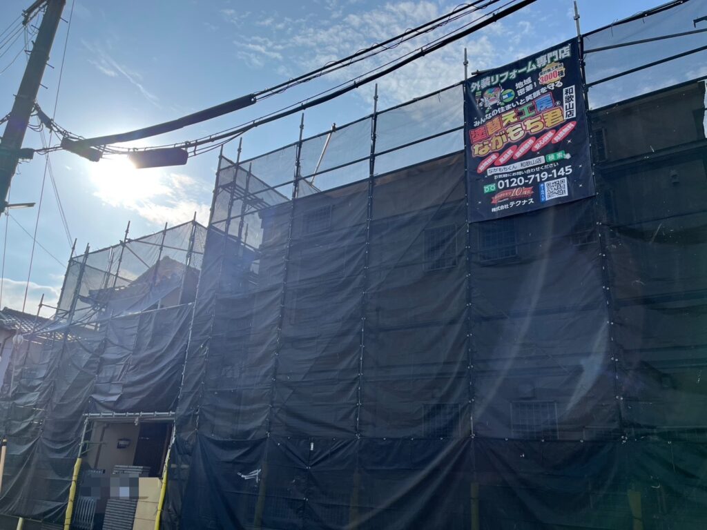 仮設足場を設置後、飛散防止用メッシュシートを張ります。