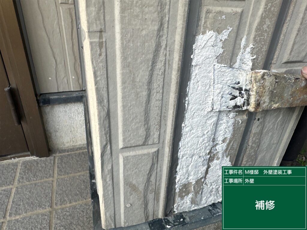 サイディング欠損部分をパテで補修します。