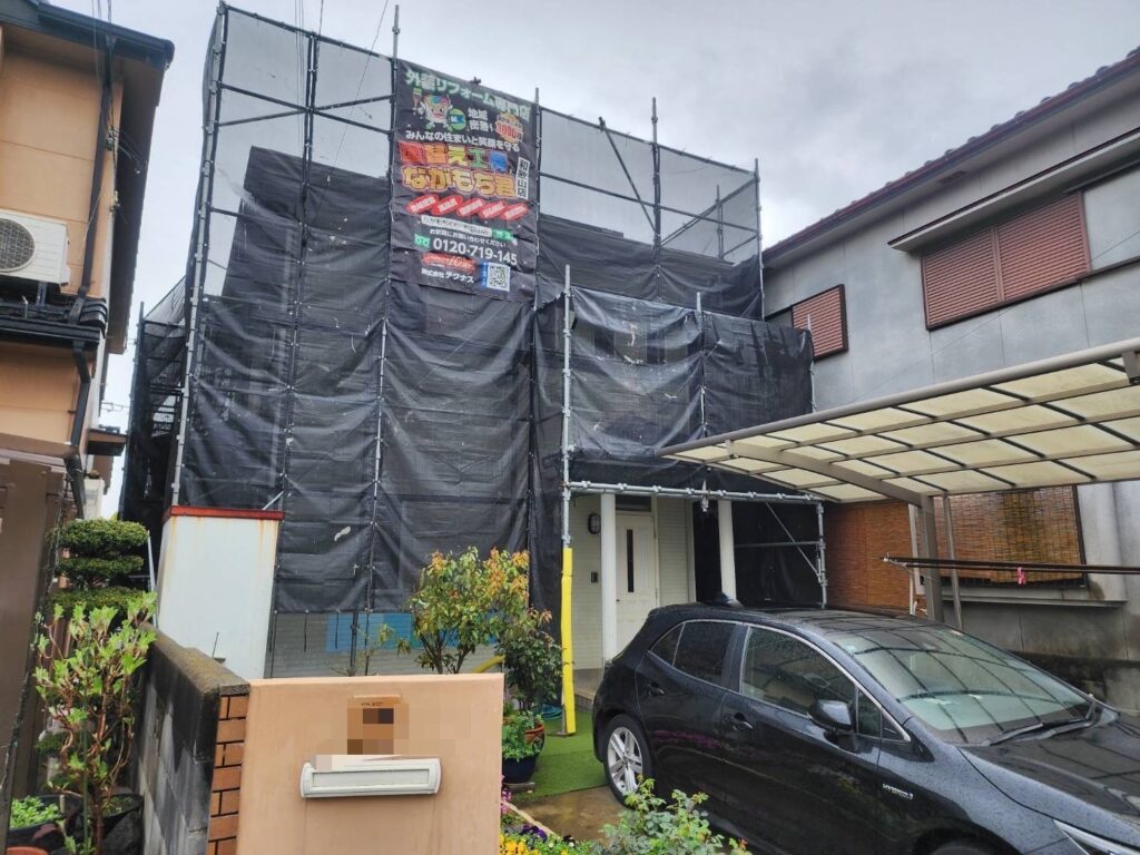仮設足場を設置後、飛散防止用メッシュシートを張ります。