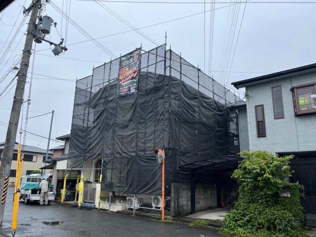 仮設足場を設置後、飛散防止用メッシュシートを張ります。