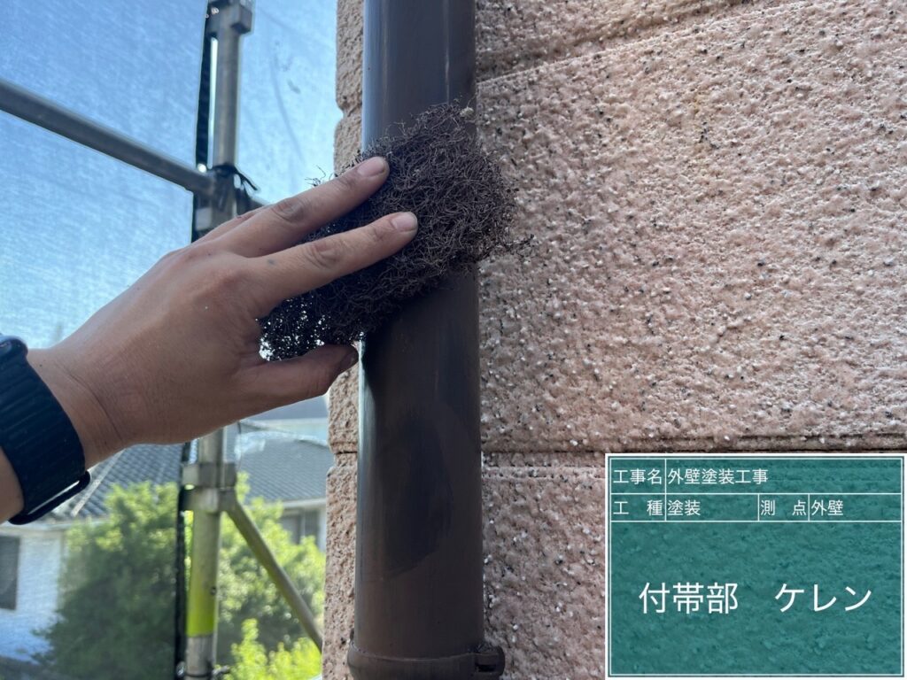 ペーパー等を使い、素地調整を行っていきます。